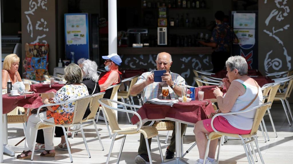Turistas en una terraza en Benidorm.