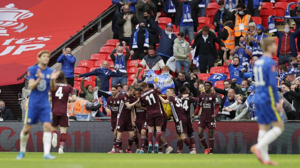 Los jugadores del Leicester celebran su gol ante el Chelsea