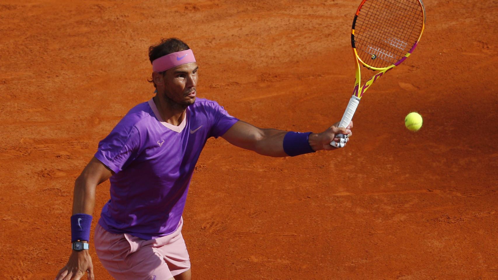 Nadal realizando una volea