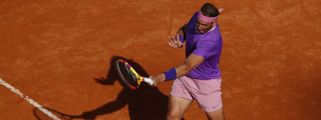 Nadal golpeando la bola desde el fondo