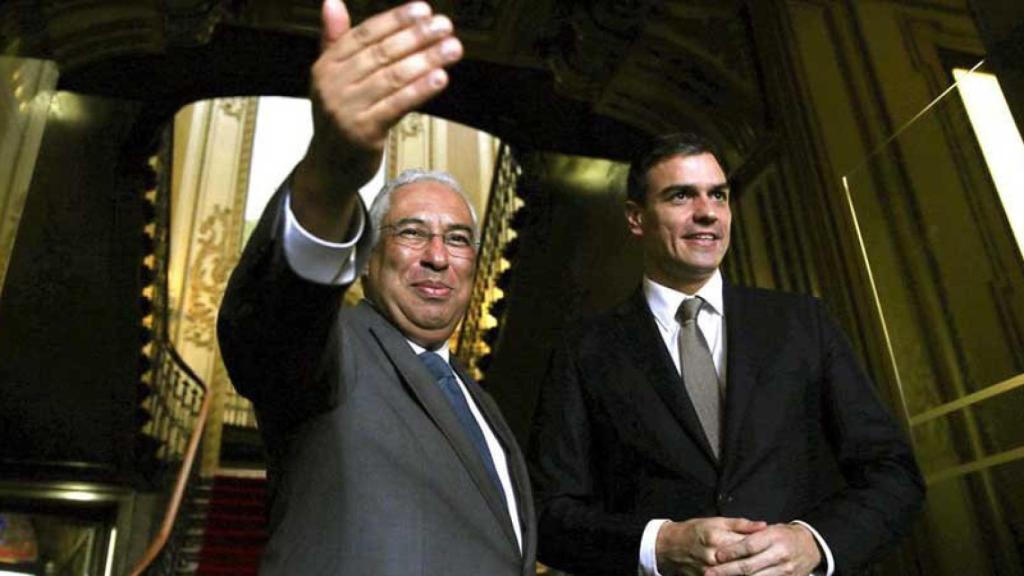 Pedro Sánchez, presidente del Gobierno, con el ex primer ministro portugués, António Costa.