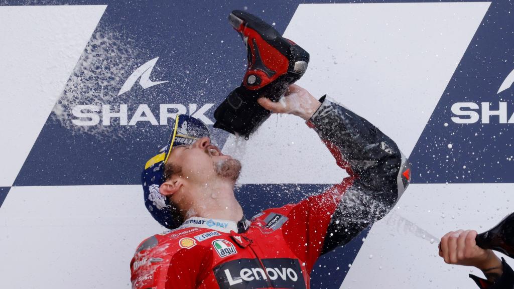 Jack Miller bebe de su bota tras imponerse en el Gran Premio de Francia, en el circuito Bugatti de Le Mans.