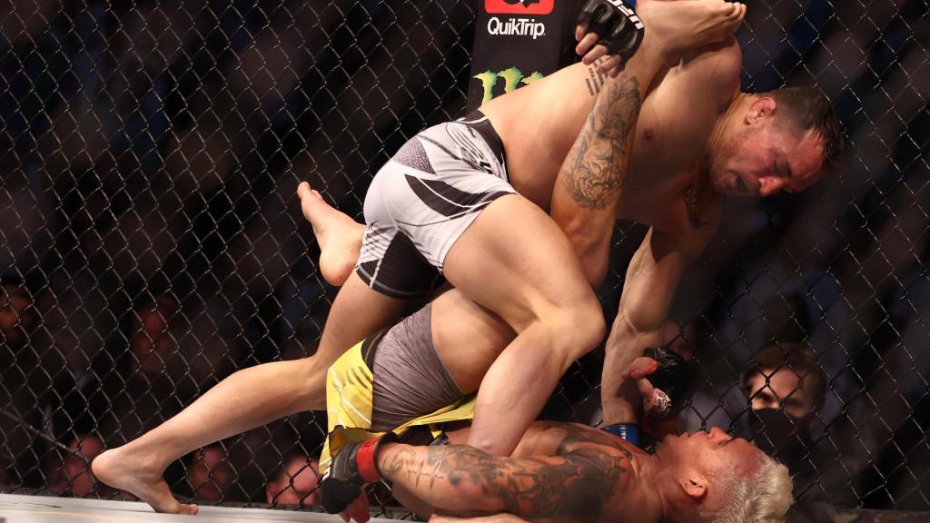Charles Oliveira golpeando a Michael Chandler