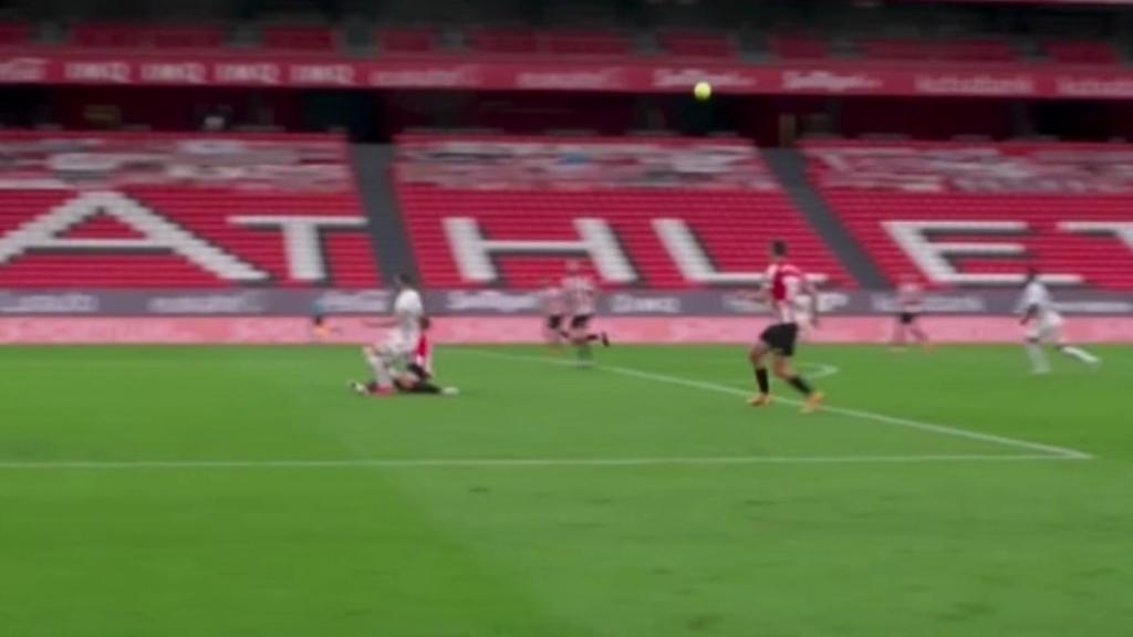 Penalti de Yeray sobre Karim Benzema no pitado