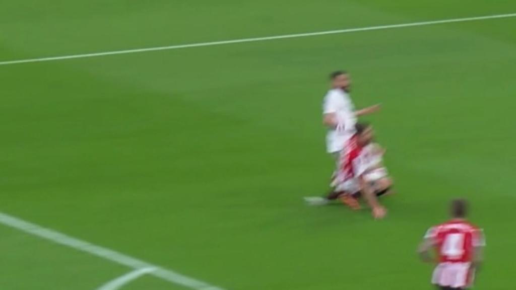 Penalti de Yeray sobre Karim Benzema no pitado