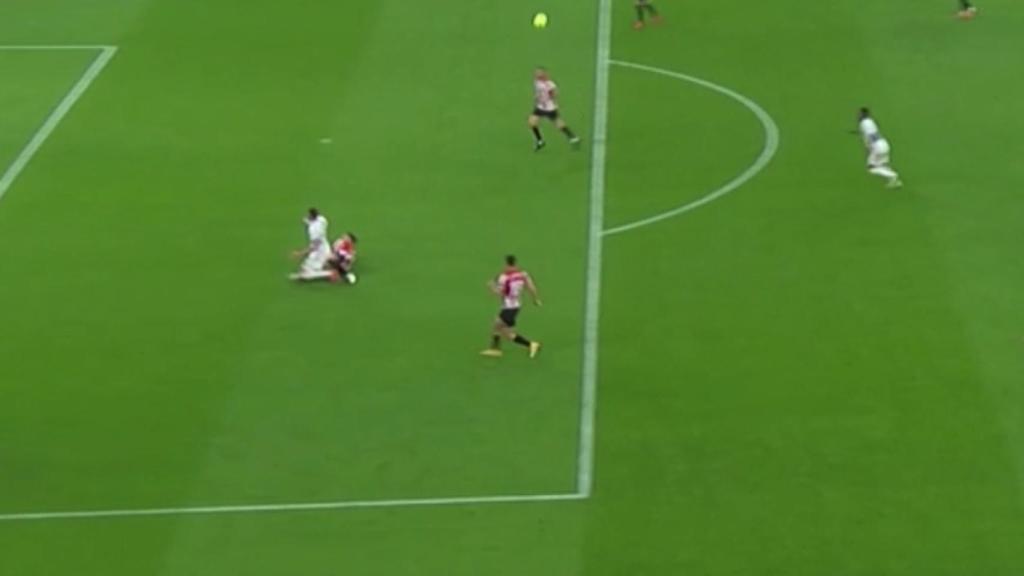 Penalti de Yeray sobre Karim Benzema no pitado