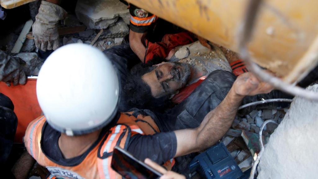 Rescate de víctimas entre los escombros de la zona de Gaza que este sábado bombardeó Israel.