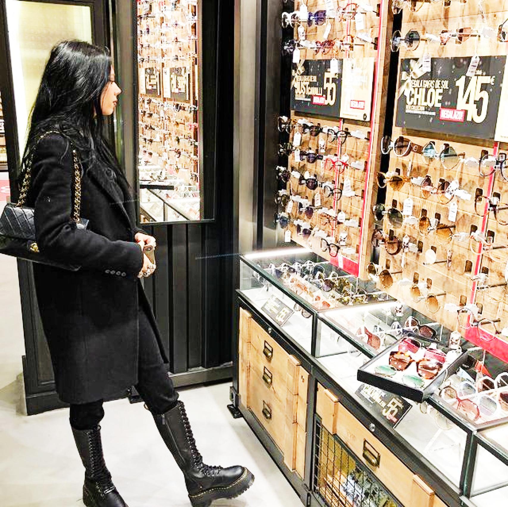 Alejandra Rubio en la tienda de óptica de su padre.