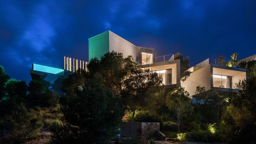 Morning Breeze iluminada por la noche.