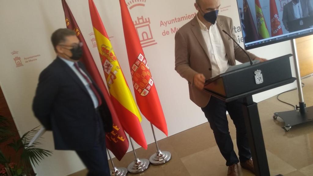 Los ediles Andrés Guerrero y Enrique Lorca, este lunes, en la rueda de prensa sobre la condena urbanística al Ayuntamiento.