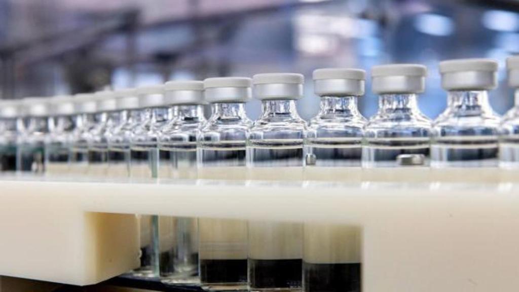 Una planta de producción de vacunas.