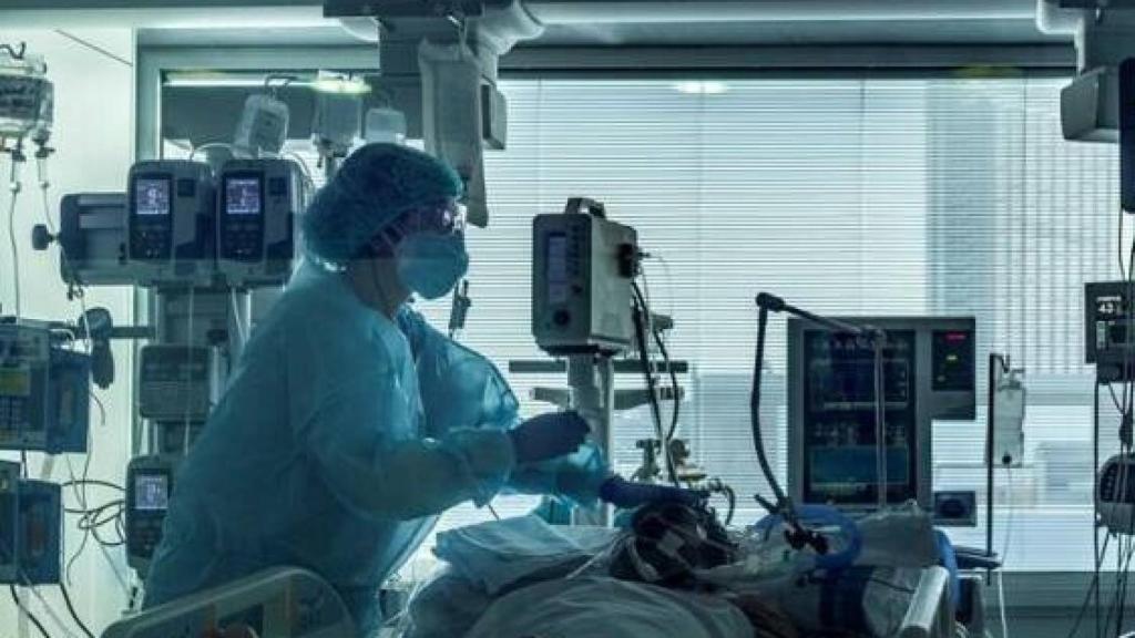 Un sanitario atendiendo a un paciente.