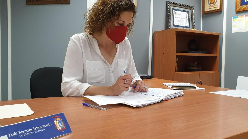 La presidenta de la Federació de Fogueres, Antonia Martín-Zarco, tras el anuncio de la suspensión.