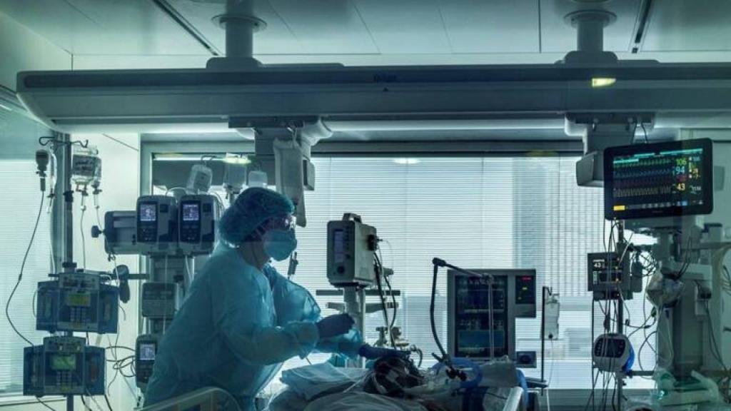 Un sanitario atendiendo a un paciente.