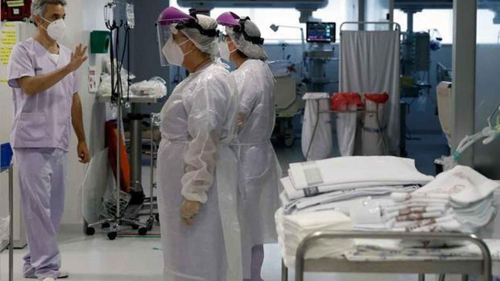 Sanitarios en una UCI en Valencia.