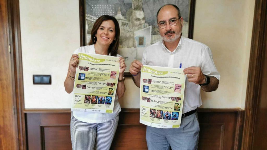 La edil de Ciudadanos Rosa María García, con el alcalde Miguel López, del PSOE.