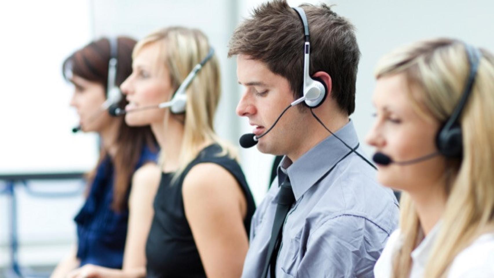 Teleoperadores de un contact center.