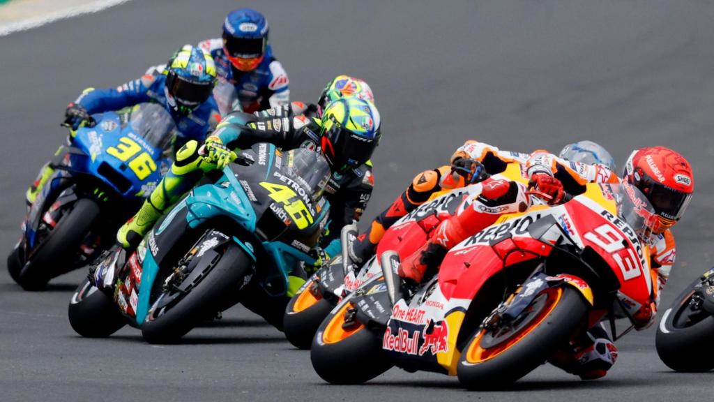 Marc Márquez rodando por delante de Valentino Rossi en Le Mans