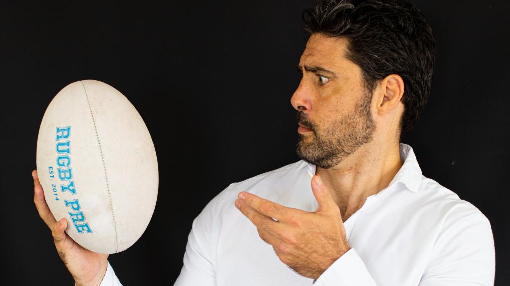 Jaime Nava, exjugador y capitán de la selección española de rugby, sujetando un balón