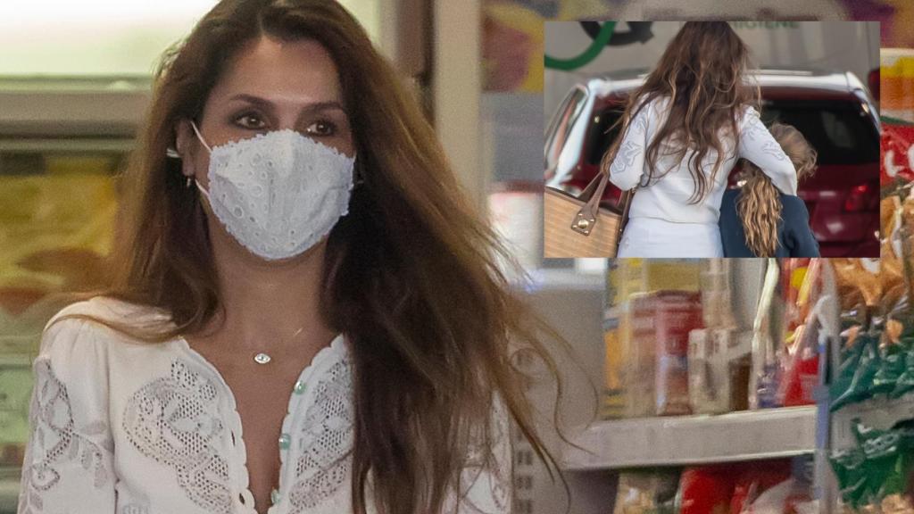 Paloma Cuevas en montaje de JALEOS saliendo de la tienda y abrazando a su hija.