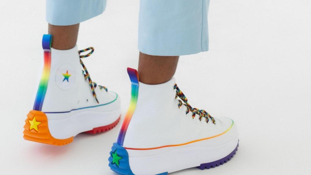 Otro modelo de la Converse Pride 2021.