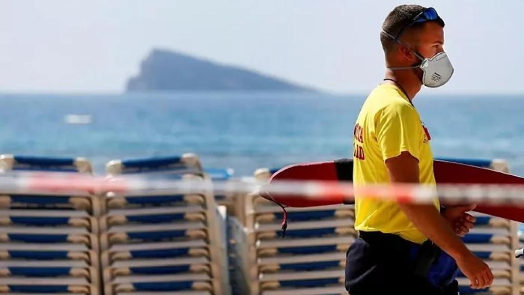 Un socorrista usando mascarilla en Benidorm, en imagen de archivo.
