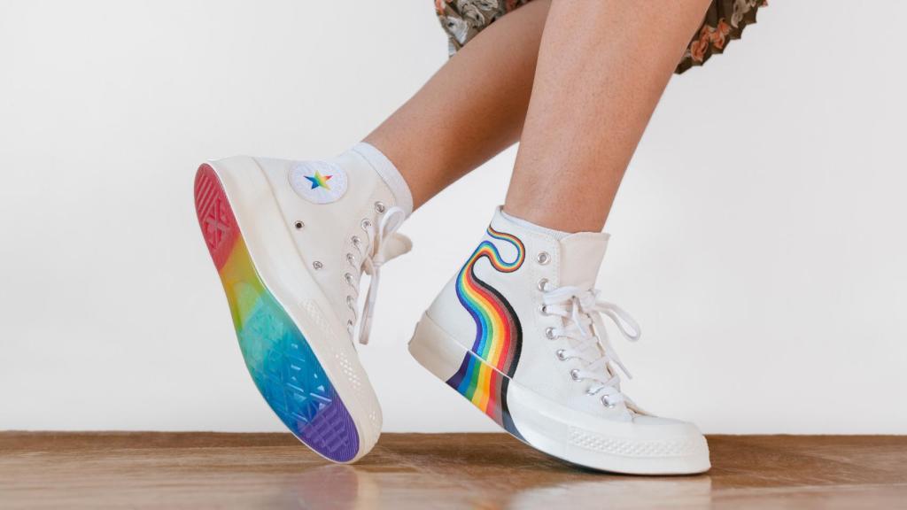 Uno de los modelos de Converse Pride 2021.