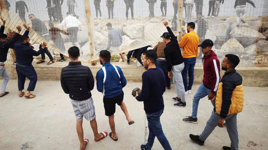 Intentando derribar la valla del lado marroquí