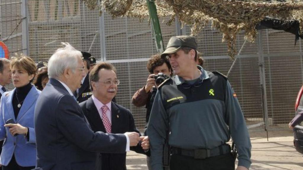 Los presidentes de Ceuta y Melilla, en la valla fronteriza de esta última ciudad autónoma.