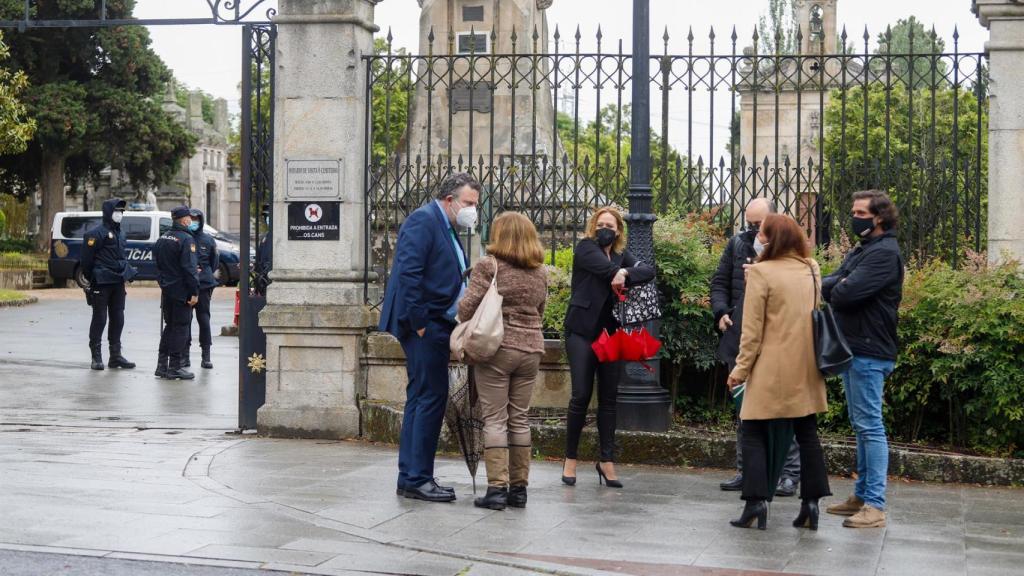 Los abogados y familiares de Déborah Fernández-Cervera a su llegada al cementerio de Pereiró en Vigo para asistir a la exhumación del cuerpo de la joven, 19 años después de haber sido localizado su cadáver.
