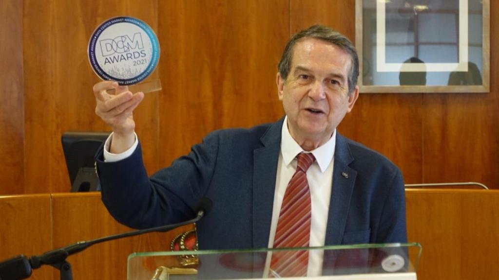 Abel Caballero mostró el premio en la rueda de prensa de hoy martes