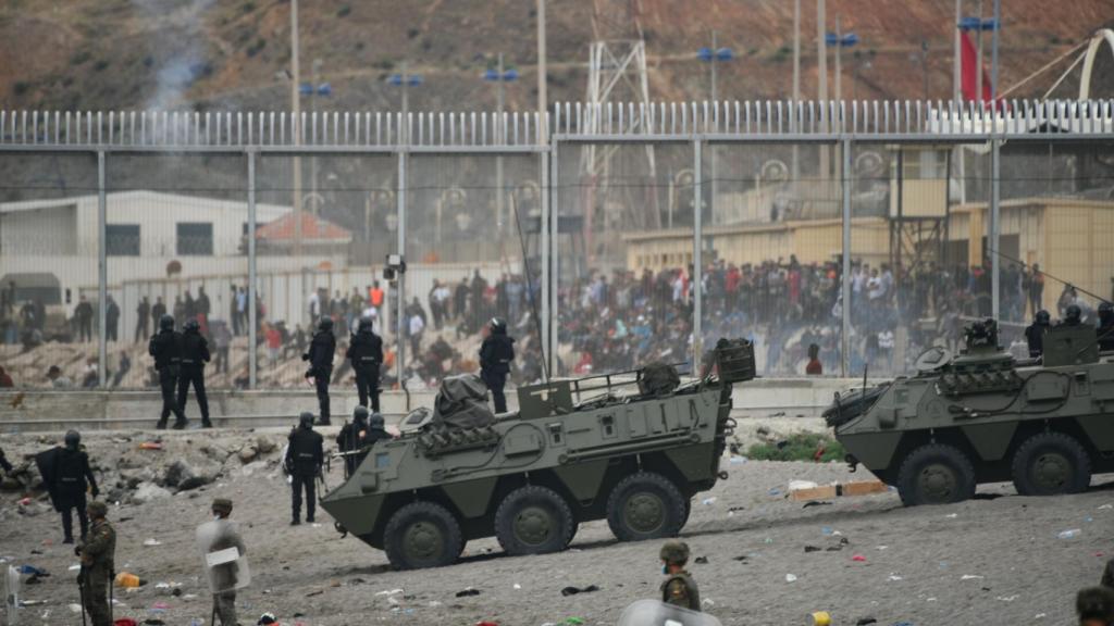 Tanques del ejército español colaboran en las devoluciones en caliente en Ceuta.