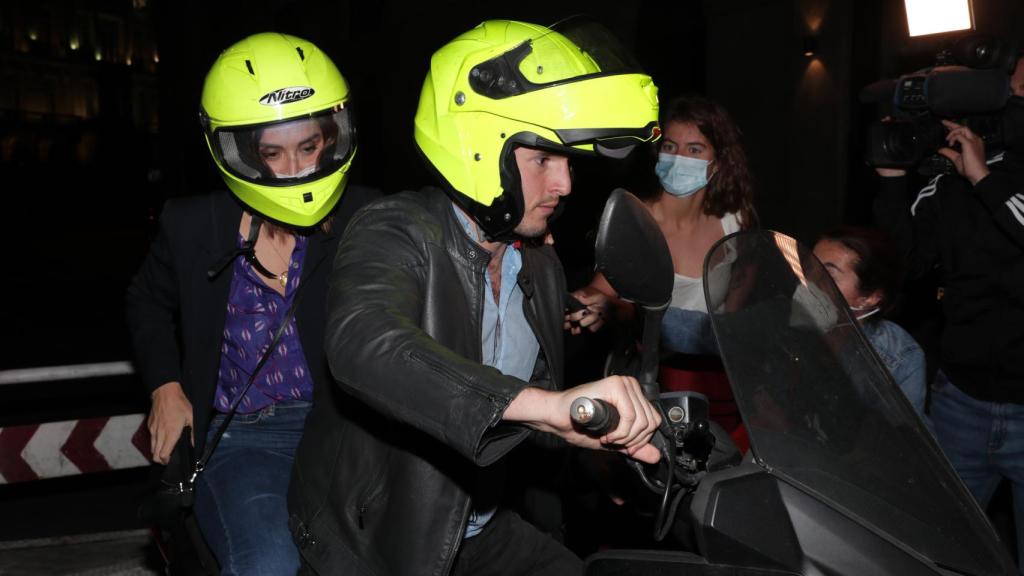 Tamara Falcó e Íñigo Onieva en moto por Madrid.