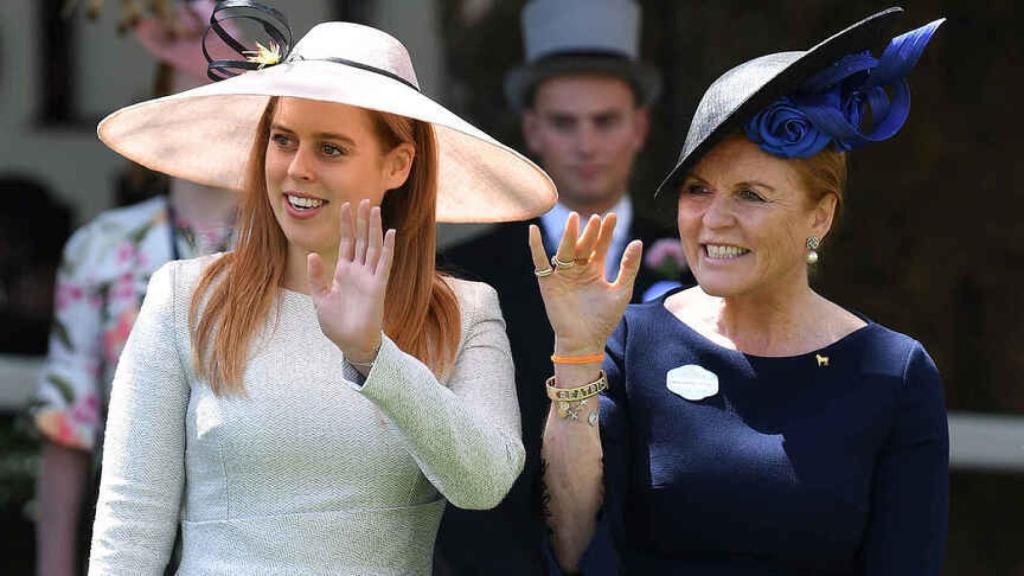 La princesa Beatriz de York y su madre, Sarah Ferguson, en Ascot.