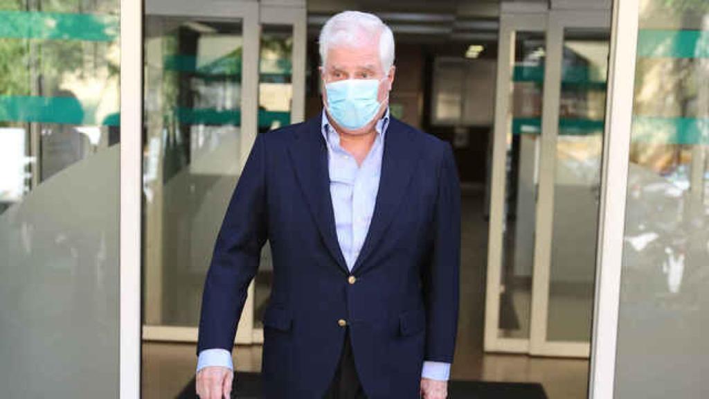 El actual duque de Alba, Carlos Fitz-James Stuart, ha confirmado que su hermano Cayetano no podrá estar en la boda de su hijo.