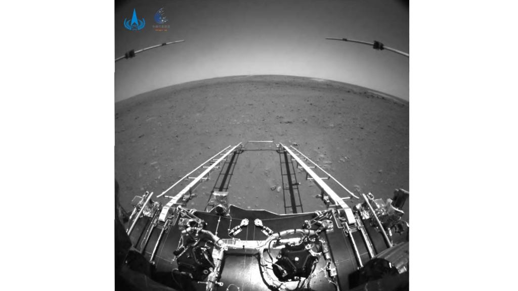 Foto en blanco y negro del rover Zhurong