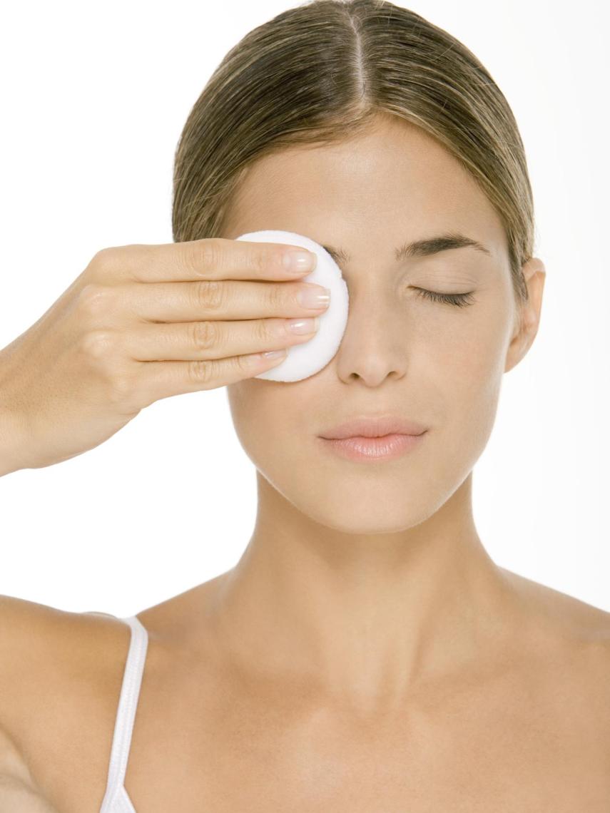 El agua micelar no reseca la piel, no altera su pH ni deja residuos.