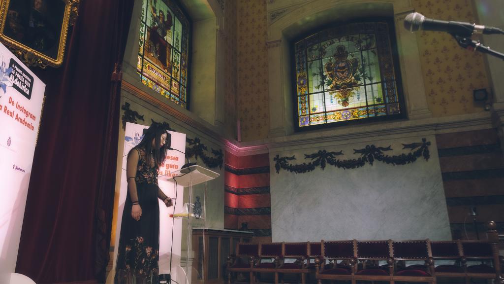 Paloma Chen recitando un poema