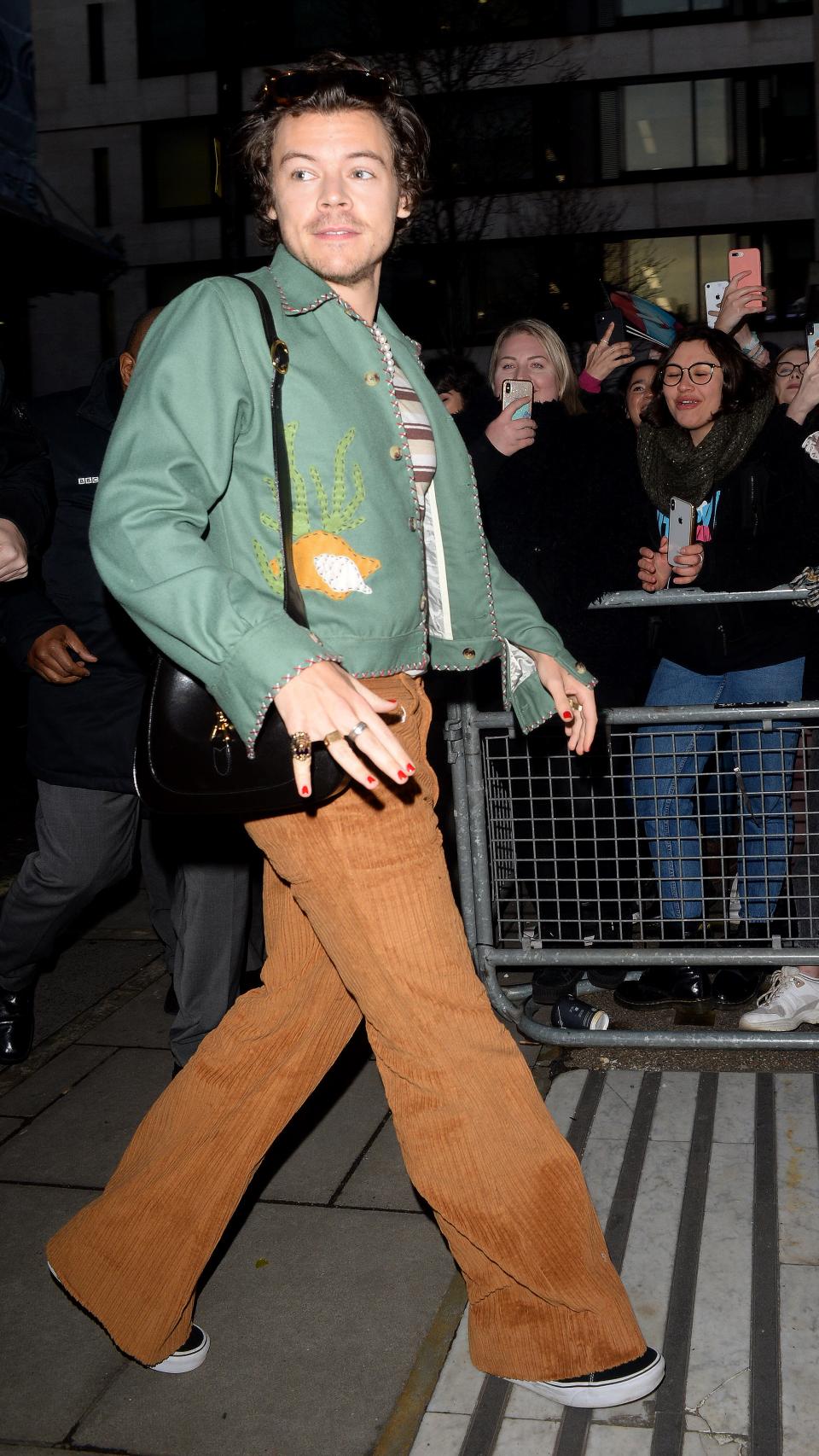 Harry Styles por las calles de Londres en febrero de 2020 con el bolso Jackie 1961 de Gucci.