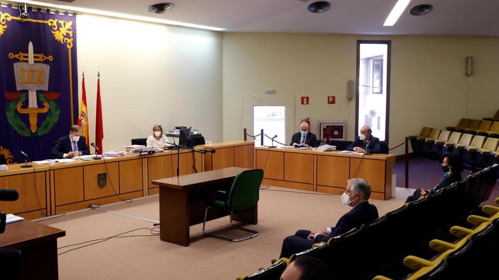 Andrea Orcel, consejero delegado de UniCredit, y Ana Botín, presidenta de Santander, durante el juicio por su fichaje fallido.