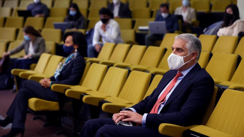 Andrea Orcel, CEO de UniCredit, y Ana Botín, presidenta de Santander, asisten en mayo de 2021 al juicio tras el fichaje fallido del primero.