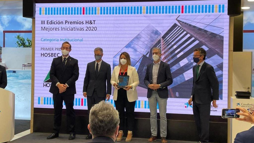 Nuria Montes, secretaria general de Hosbec, recoge el premio.