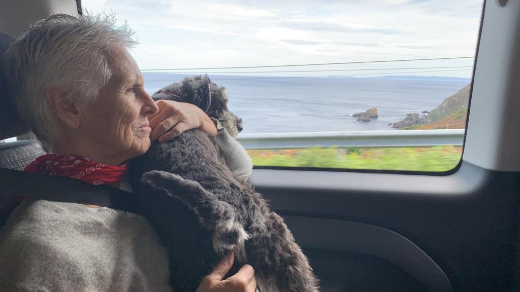 Mercedes Milá viaja junto a su mascona en 'Scott y Milá'.