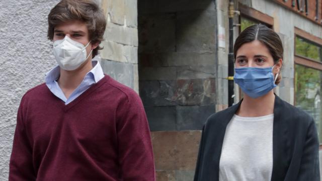 Carlos Fitz-James y Belén Corsini juntos por las calles de Madrid.