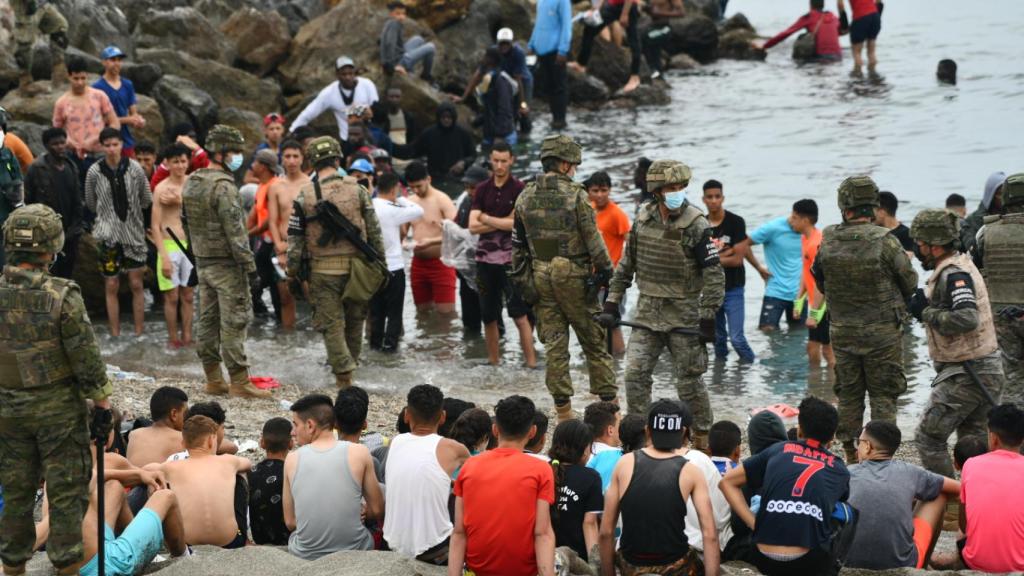Militares españoles vigilan durante las devoluciones en caliente de los migrantes en Ceuta.