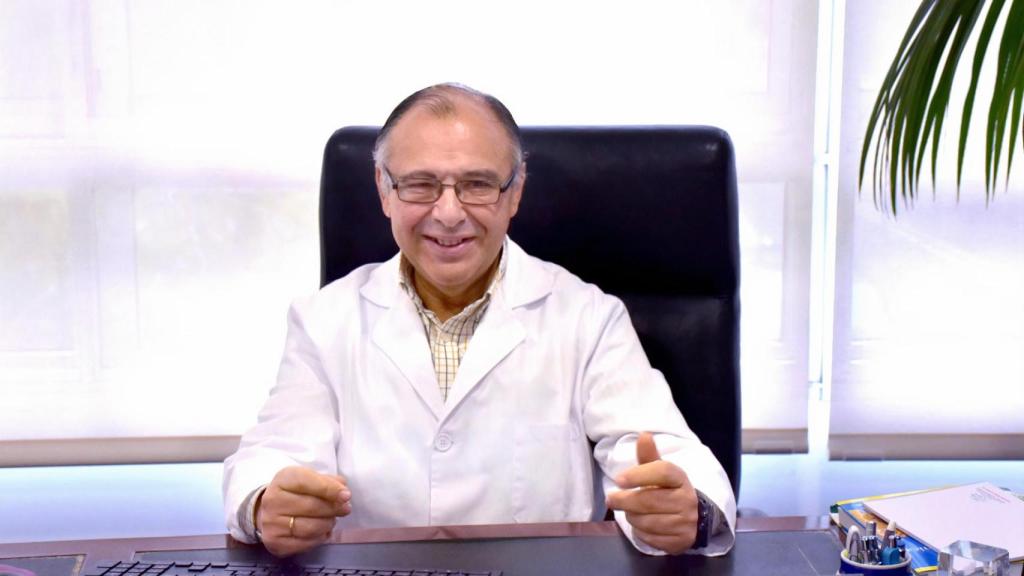 El Dr. Freire Bazarra en su clínica de A Coruña.