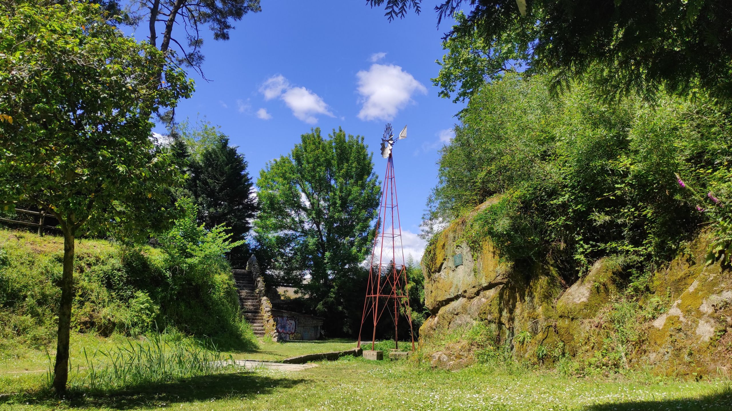  Estanque y molino de viento. Foto: Thalia García.
