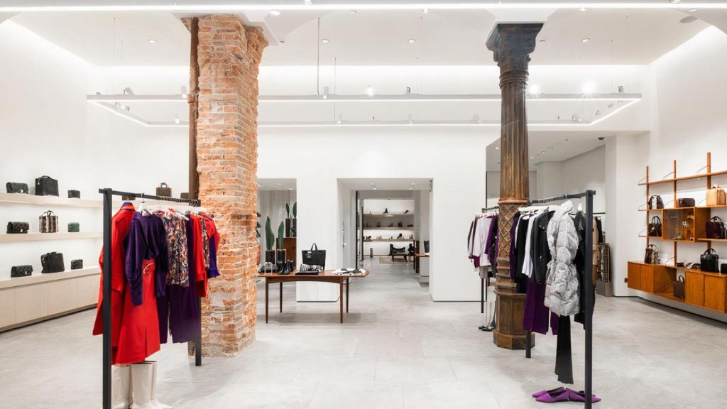 Interior de la tienda de Uterqüe en la calle Urzaiz de Vigo.