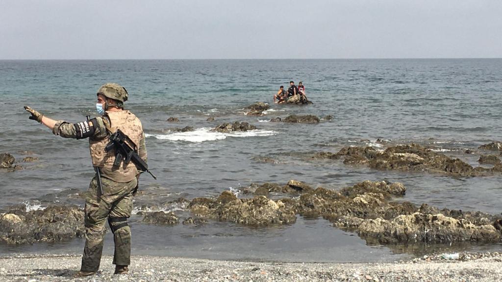 Los militares llevan trabajando sin descanso desde el martes, contemplando escenas estremecedoras.