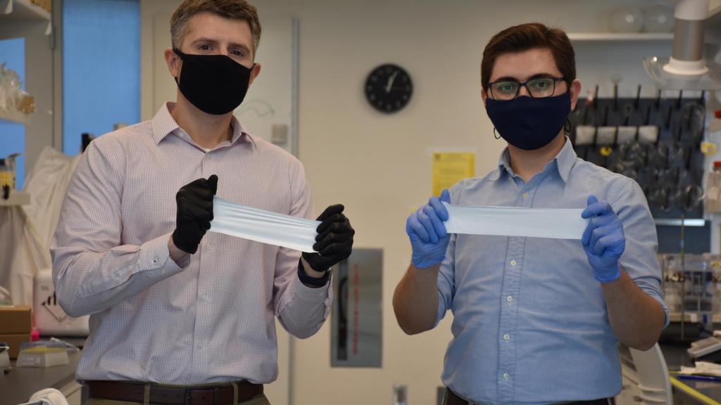 Roxbury y Safaee mostrando el vendaje inteligente.